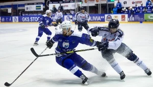 Hokeista Lotosu PKH Gdańsk Konstantin Tieslukiewicz (P) i Andrej Themar (L) z Re-Plastu Unii Oświęcim 