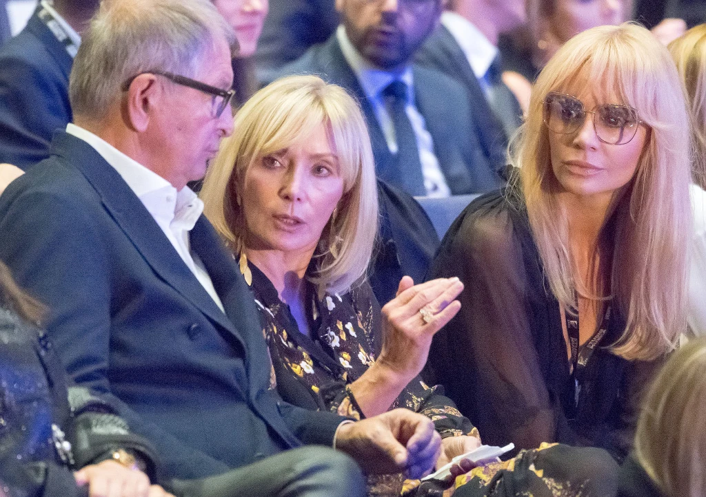 Agnieszka Woźniak-Starak z teściami na premierze filmu Agnieszka Woźniak-Starak z teściami na premierze filmu