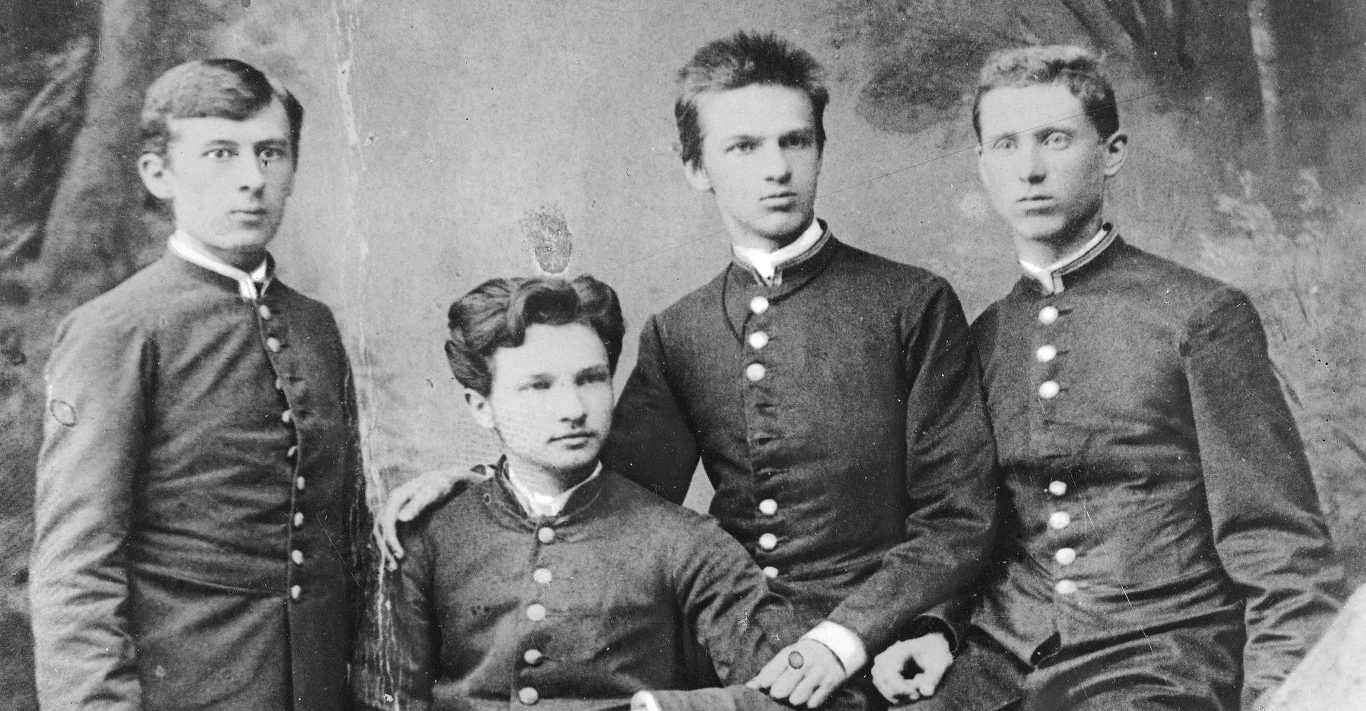 Członkowie tajnego samokształceniowego kółka "Spójnia" w pierwszym gimnazjum wileńskim - od lewej: Szwengruber, Bronisław Piłsudski, Józef Piłsudski, Busz Członkowie tajnego samokształceniowego kółka "Spójnia" w pierwszym gimnazjum wileńskim - od lewej: Szwengruber, Bronisław Piłsudski, Józef Piłsudski, Busz