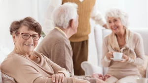Jak właściwie zadbać o potrzeby seniora? Wskazówki dla opiekuna
