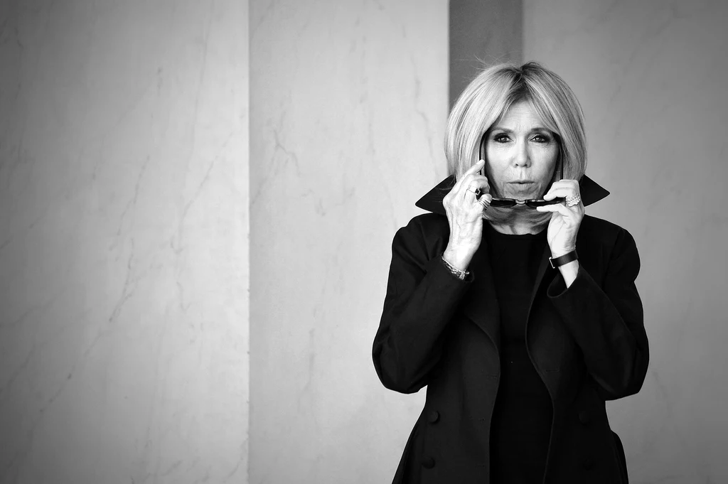 „Moda przemija, styl pozostaje” mawiała Coco Chanel. To zdanie idealnie określa look żony prezydenta Francji. Jej stylizacje mają wspólny mianownik. Jest nim pewność siebie. Ta kobieca sesja doskonale to oddaje. „Moda przemija, styl pozostaje” mawiała Coco Chanel. To zdanie idealnie określa look żony prezydenta Francji. Jej stylizacje mają wspólny mianownik. Jest nim pewność siebie. Ta kobieca sesja doskonale to oddaje.