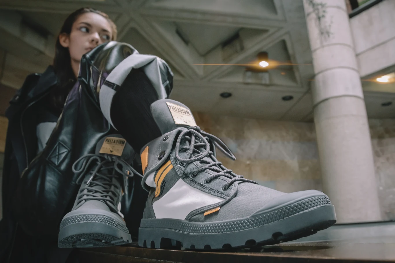 Odkrywanie nowych horyzontów to temat bliski marce Palladium. Światowej sławy, niezależny producent gier Bungie, zabiera legendarną francuską markę w podróż nie z tej ziemi. Jako oficjalny producent obuwia do kosmicznych wojaży dla fanów Destiny, Palladium stworzyło nowe obuwie nie z tego świata, do przygód na tym świecie, podczas gdy saga Destiny zabiera swoich graczy na niezbadane kresy kosmicznej przyszłości. 