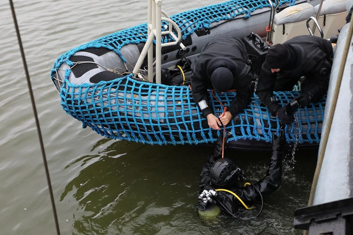 Już z brzegu marynarze uruchomili ładunek, który wypalił materiał znajdujący się w wewnątrz