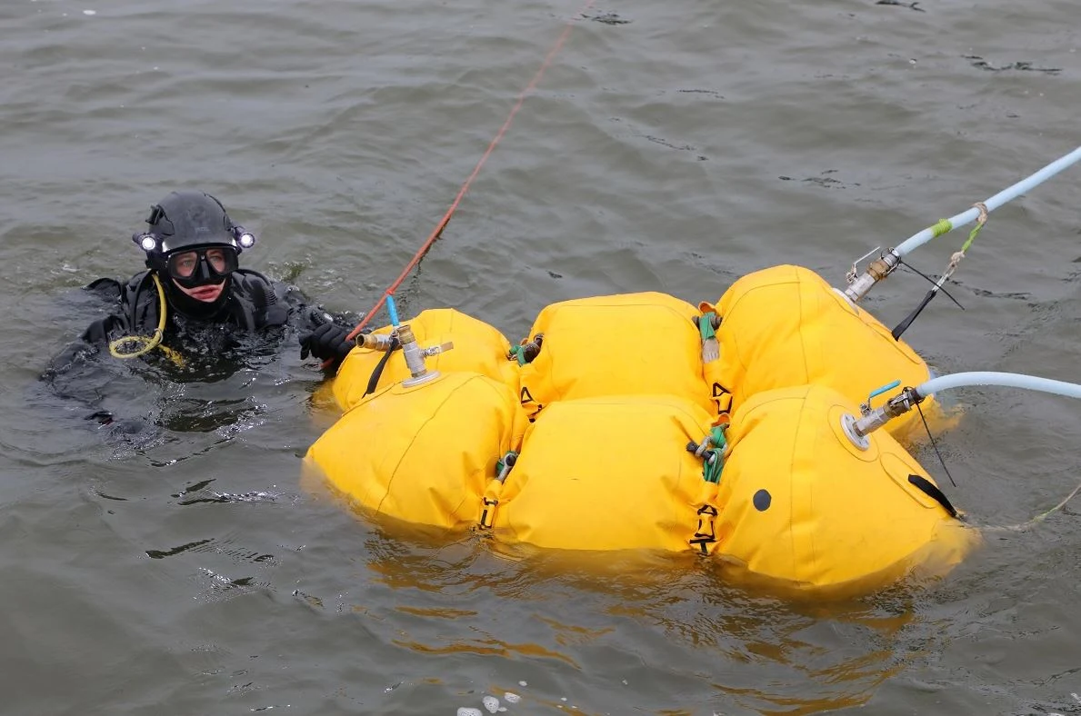 Po wstępnym przygotowaniu bomby, oczyszczeniu, zabezpieczeniu przed falowaniem, saperzy przymocowali do jej powierzchni ładunek kumulacyjny Pluton