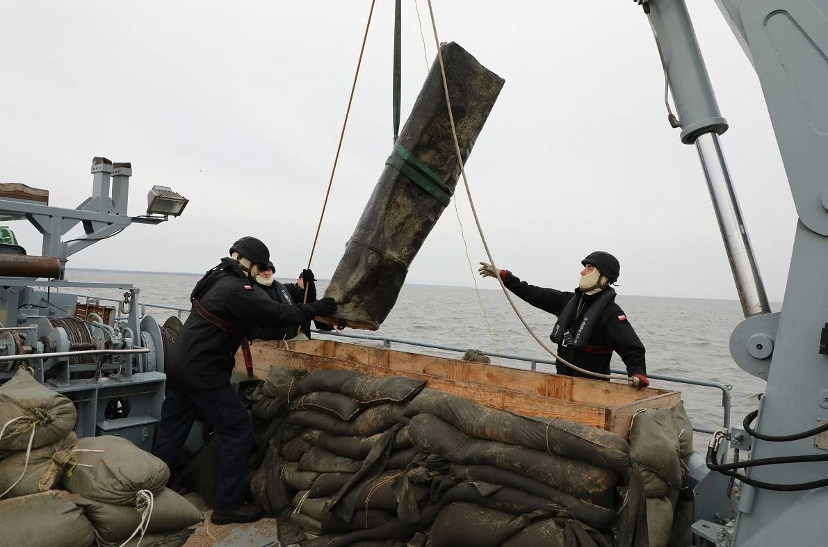 . 14 lipca i 12 sierpnia marynarze przeprowadzili operacje wydobycia brytyjskiej lotniczej miny morskiej typu Mark IV, bomby głębinowej typu Mk-XIII. Łącznie zawierały w sobie około 600 kg materiału wybuchowego. Wydobyli je nurkowie-minerzy z 12. Dywizjonu Trałowców i załoga trałowca ORP „Gopło” z 13. Dywizjonu Trałowców, na pokładzie którego zostały przetransportowane na poligon morski i tam zneutralizowane.