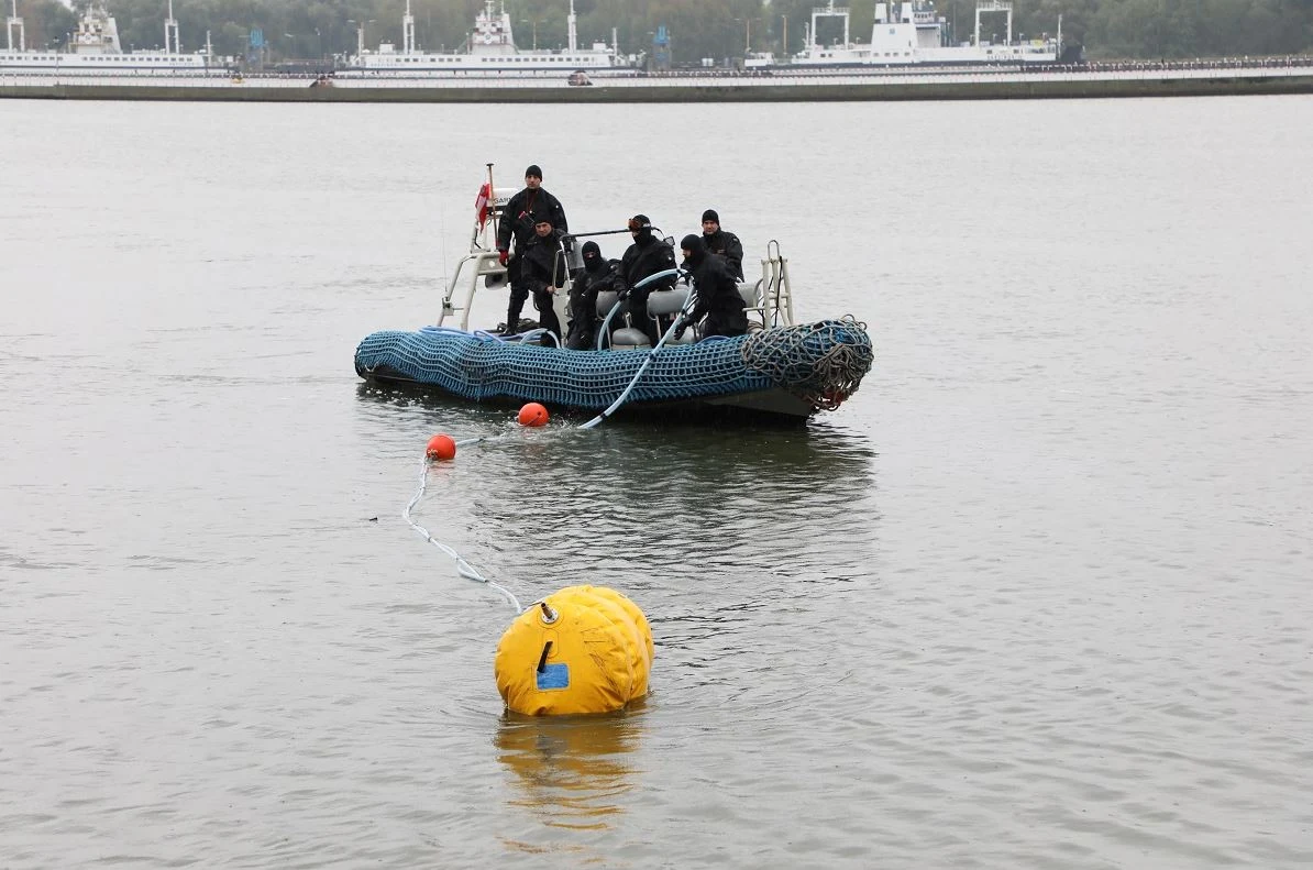 Bomba leżała na głębokości około 12 metrów, pomiędzy dwoma liniami przepraw promowych w centrum Świnoujścia