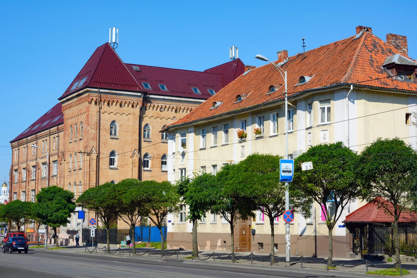 Sowieci szybko zmienili go w gigantyczną bazę wojskową. Nic dziwnego, że w czasach PRL-u nie było co marzyć, by przyjechać do Kaliningradu. Sowieci szybko zmienili go w gigantyczną bazę wojskową. Nic dziwnego, że w czasach PRL-u nie było co marzyć, by przyjechać do Kaliningradu.