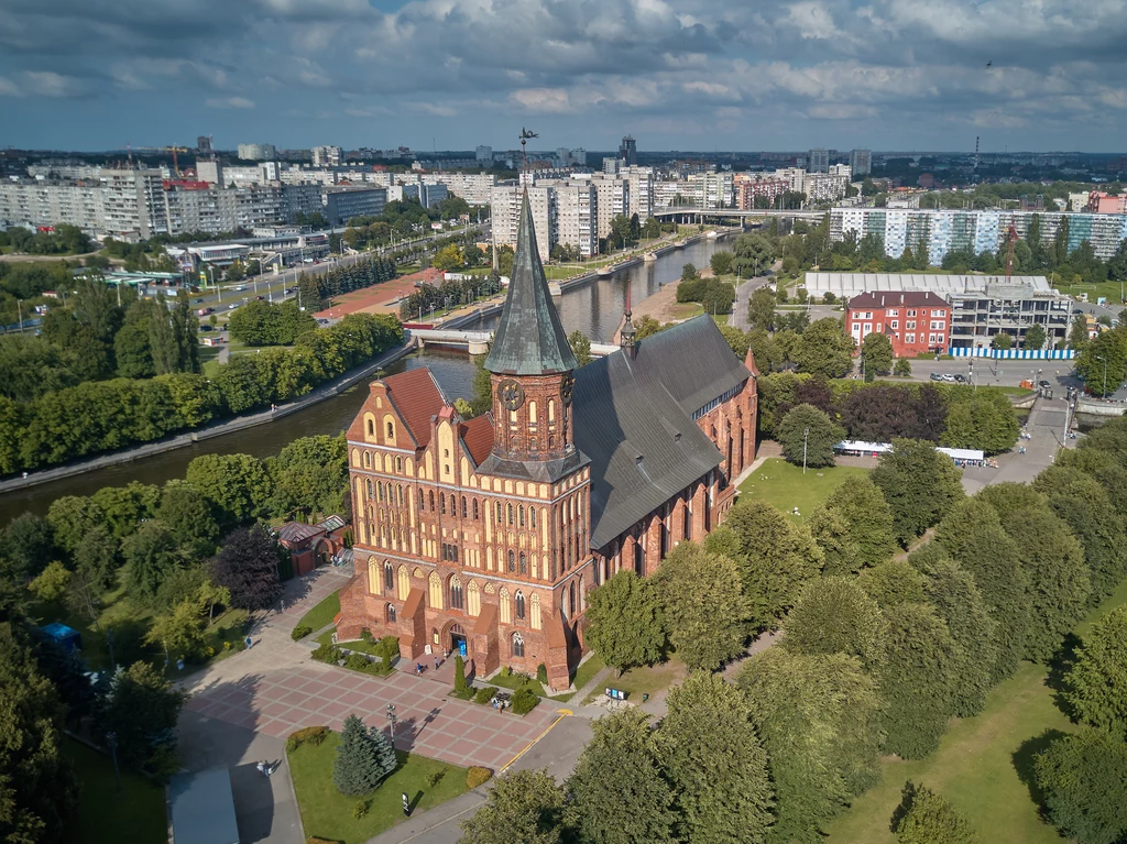 Miasto założyli Krzyżacy w 1255 roku, jako dogodnie położony port nad Bałtykiem. Kilkakrotnie było odbijane przez wojska polskie z rąk zakonników i wcielane do Rzeczpospolitej. Jednak w XVII wieku Królewiec przeszedł pod panowanie króla Prus i już jako Königsberg stał się częścią Cesarstwa Niemieckiego. Miasto założyli Krzyżacy w 1255 roku, jako dogodnie położony port nad Bałtykiem. Kilkakrotnie było odbijane przez wojska polskie z rąk zakonników i wcielane do Rzeczpospolitej. Jednak w XVII wieku Królewiec przeszedł pod panowanie króla Prus i już jako Königsberg stał się częścią Cesarstwa Niemieckiego.
