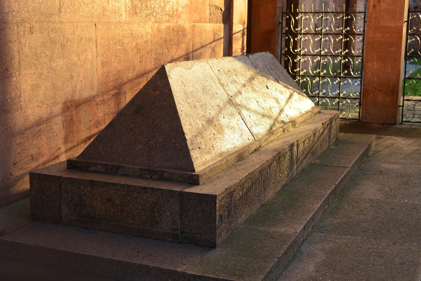 Na jej tyłach znajduje się mauzoleum osiemnastowiecznego filozofa Immanuela Kanta, który całe życie spędził w mieście. W katedrze mieści się też jego muzeum. Na jej tyłach znajduje się mauzoleum osiemnastowiecznego filozofa Immanuela Kanta, który całe życie spędził w mieście. W katedrze mieści się też jego muzeum.