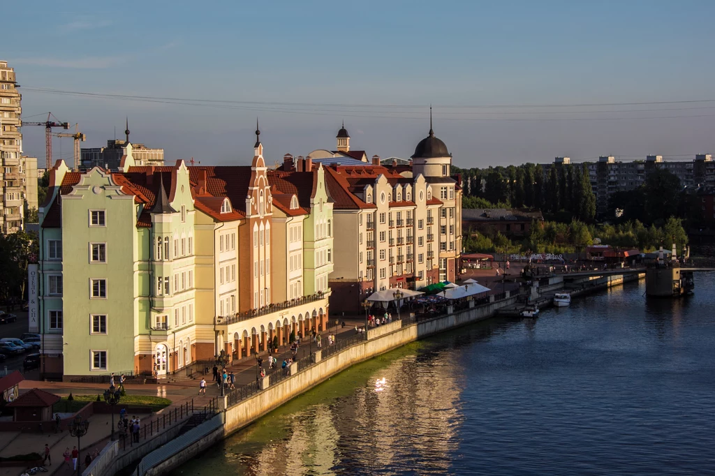 Idąc z wyspy Mostem Miodowym dochodzi się do Wioski Rybackiej. To jedna z najstarszych i najładniej odrestaurowanych części miasta. Trzeba zatrzymać się w jednej z wielu znajdujących się przy nabrzeżu rzeki restauracji. Na obiad warto się skusić na słynne flaki po królewiecku albo inne specjały kuchni wschodniopruskiej, która w ostatnich latach wraca na stoły. Idąc z wyspy Mostem Miodowym dochodzi się do Wioski Rybackiej. To jedna z najstarszych i najładniej odrestaurowanych części miasta. Trzeba zatrzymać się w jednej z wielu znajdujących się przy nabrzeżu rzeki restauracji. Na obiad warto się skusić na słynne flaki po królewiecku albo inne specjały kuchni wschodniopruskiej, która w ostatnich latach wraca na stoły.