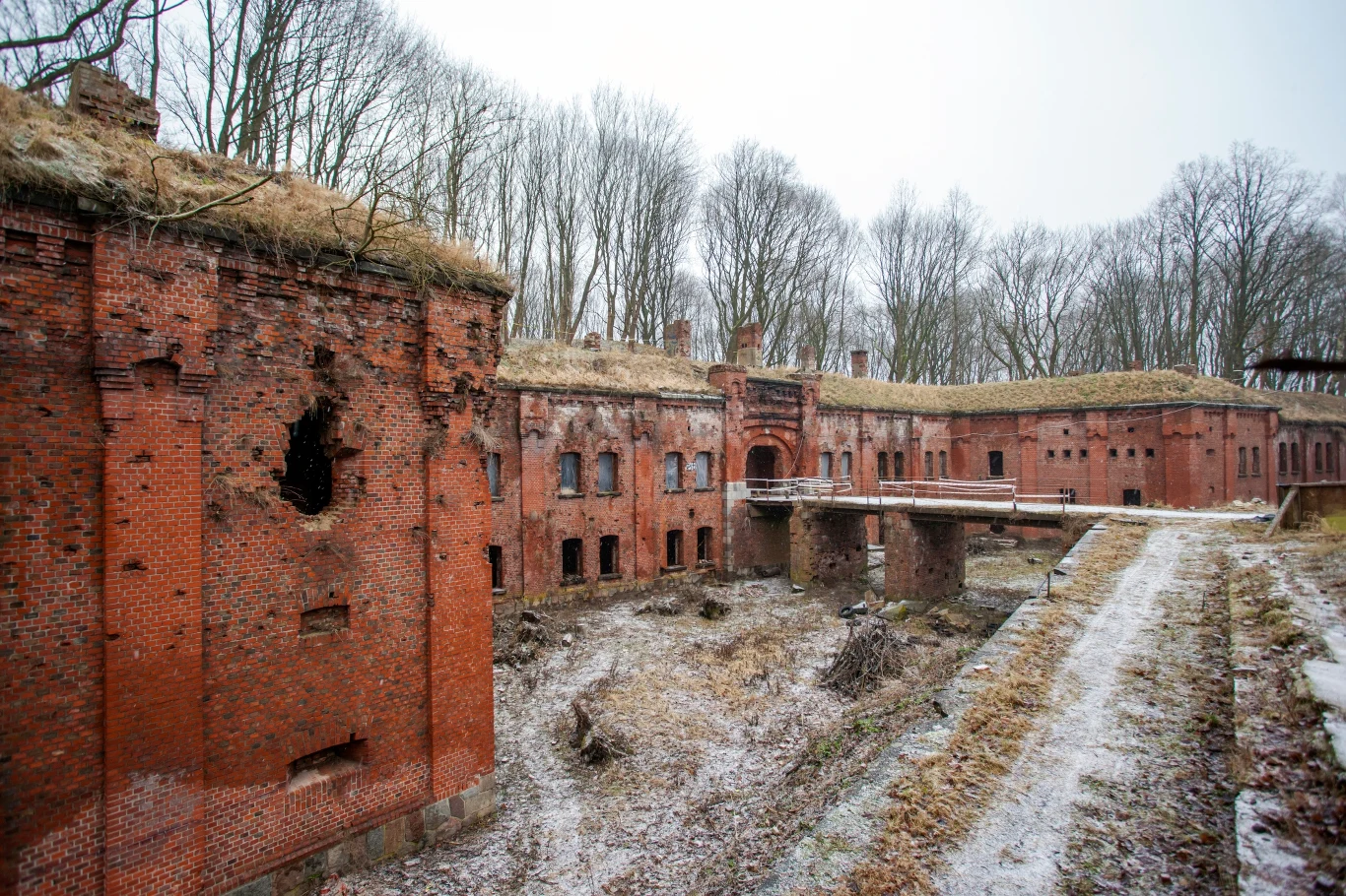 Koniecznie trzeba też ruszyć szlakiem dawnych pruskich fortyfikacji, po których pozostały okazałe bramy. W wielu z nich mieszczą się ciekawe wystawy. A w baszcie Dohnaturm znajduje się Muzeum Bursztynu. Można w nim zobaczyć m.in. największy bursztyn Rosji, ważący 4,28 kilograma. I wiele innych wspaniałych wyrobów z bałtyckiego złota, które, podobnie jak cały Kaliningrad, robią duże wrażenie na turystach. Koniecznie trzeba też ruszyć szlakiem dawnych pruskich fortyfikacji, po których pozostały okazałe bramy. W wielu z nich mieszczą się ciekawe wystawy. A w baszcie Dohnaturm znajduje się Muzeum Bursztynu. Można w nim zobaczyć m.in. największy bursztyn Rosji, ważący 4,28 kilograma. I wiele innych wspaniałych wyrobów z bałtyckiego złota, które, podobnie jak cały Kaliningrad, robią duże wrażenie na turystach.