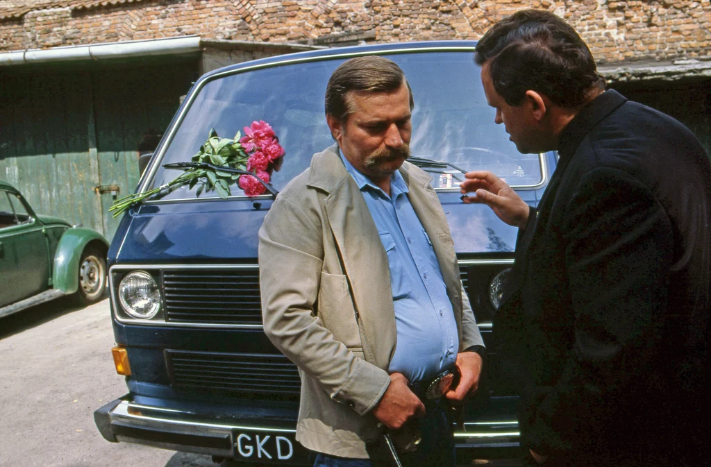 Z VW T3 w tle: Lech Wałęsa i ksiadz Henryk Jankowski, kapelan Solidarności. Gdańsk, 06.06.1985. 