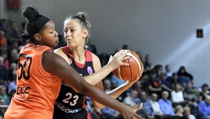Koszykarka CCC Polkowice Denesha Stallworth (z lewej) i Gizem Sezer