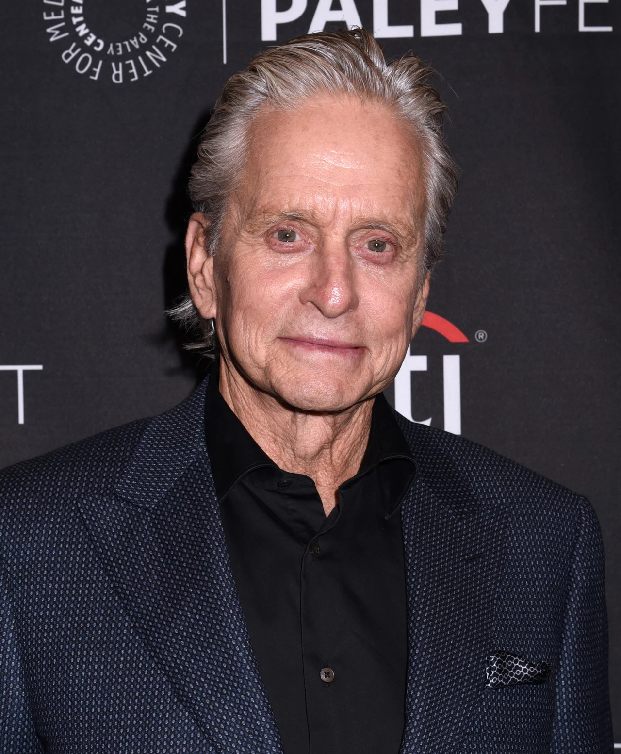 Jeden z najbardziej znanych amerykańskich aktorów Michael Douglas również walczył z nowotworem. Na początku gwiazdor okłamał swoich fanów! Jeden z najbardziej znanych amerykańskich aktorów Michael Douglas również walczył z nowotworem. Na początku gwiazdor okłamał swoich fanów!