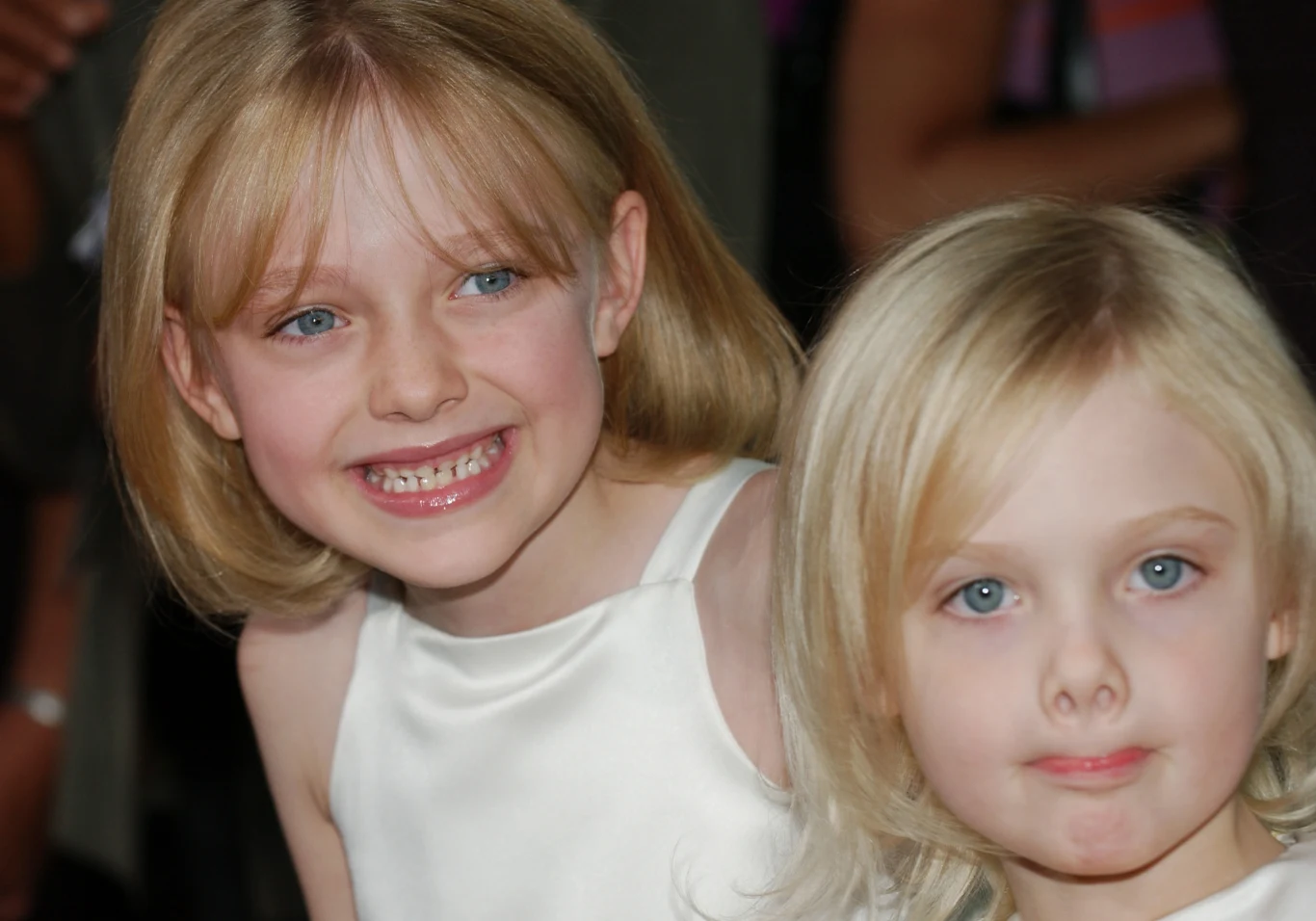 Dakota Fanning zapewne nie przypuszczała, że jej młodsza siostra stanie się bardziej popularna od niej. To Elle zagrała w filmie Woody'ego Allena "W deszczowy dzień w Nowym Jorku" i w dwóch częściach "Czarownicy", u boku hollywoodzkiej gwiazdy Angeliny Jolie.

Na zdjęciu: Dakota Fanning z siostrą Ellę na premierze filmu "Dziewczyny z wyższych sfer" (2003), w którym to Dakota była dziecięcą gwiazdą.