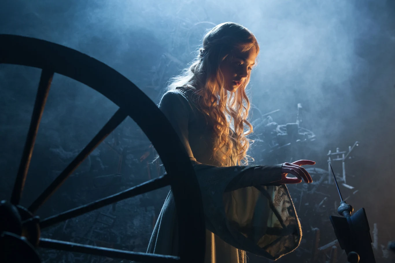 W 2014 roku Elle Fanning zagrała rolę księżniczki Aurory w "Czarownicy", będącej wariacją na temat animowanej "Śpiącej królewny". W filmie Roberta Stromberga młoda aktorka partnerowała na planie samej Angelinie Jolie. Część druga tej produkcji wchodzi 18 października 2019 roku na ekrany polskich kin.