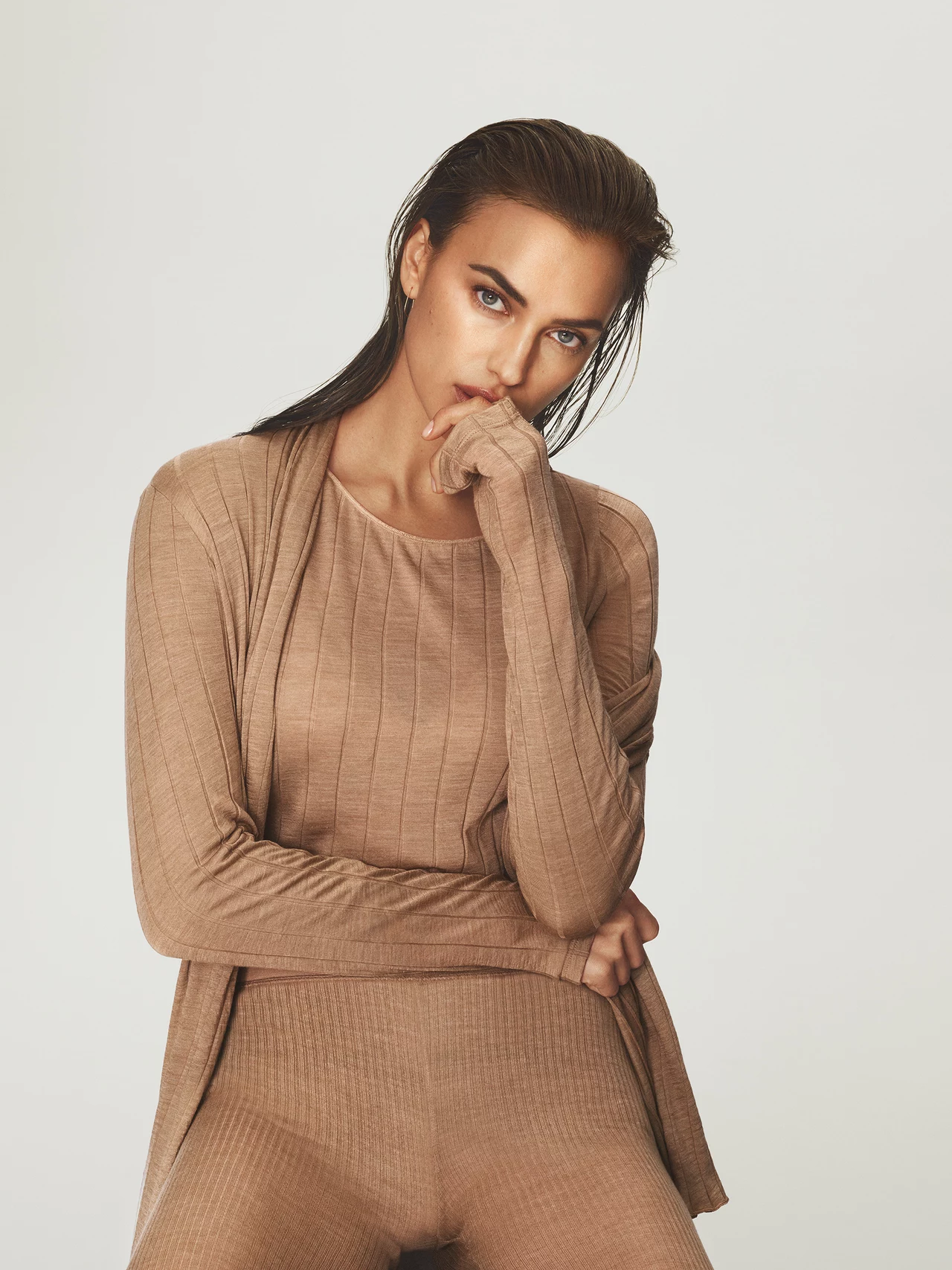 Nowości w kolekcji obejmują miękkie, oversizowe bluzki i koszule, które pomagają uzyskać zawsze modny look. Nowości w kolekcji obejmują miękkie, oversizowe bluzki i koszule, które pomagają uzyskać zawsze modny look.