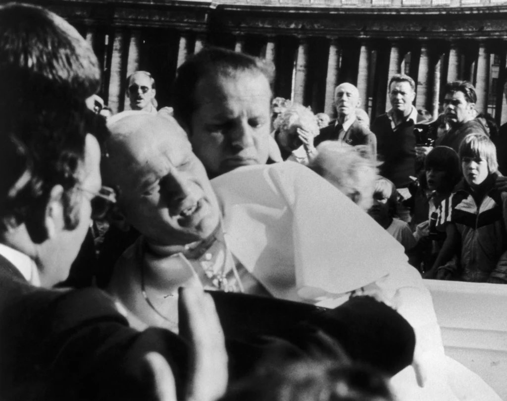 13 maja 1981. Tę datę pamięta większość wiernych. Słoneczna pogoda na placu Świętego Piotra i oczekiwanie na Ojca Świętego. Nic nie zapowiadało tragedii. Nagle rozległy się strzały. Potem słychać było krzyki. Jan Paweł II został postrzelony przez tureckiego zamachowca Mehmeta Ali Ağcę. Rany w brzuch i rękę zagrażały życiu papieża, który natychmiast został przewieziony do szpitala. 13 maja 1981. Tę datę pamięta większość wiernych. Słoneczna pogoda na placu Świętego Piotra i oczekiwanie na Ojca Świętego. Nic nie zapowiadało tragedii. Nagle rozległy się strzały. Potem słychać było krzyki. Jan Paweł II został postrzelony przez tureckiego zamachowca Mehmeta Ali Ağcę. Rany w brzuch i rękę zagrażały życiu papieża, który natychmiast został przewieziony do szpitala.