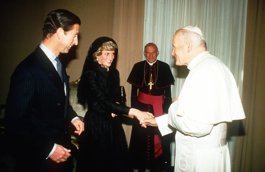 Księżna Diana i książę Karol złożyli wizytę wiosną 1985 roku. W prezencie od głowy Kościoła katolickiego otrzymali ikonę świętej Marii Magdaleny. Księżna Diana i książę Karol złożyli wizytę wiosną 1985 roku. W prezencie od głowy Kościoła katolickiego otrzymali ikonę świętej Marii Magdaleny.
