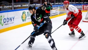 Hokeista GKS-u Tychy Aleksiej Jefimienko (na pierwszym planie)