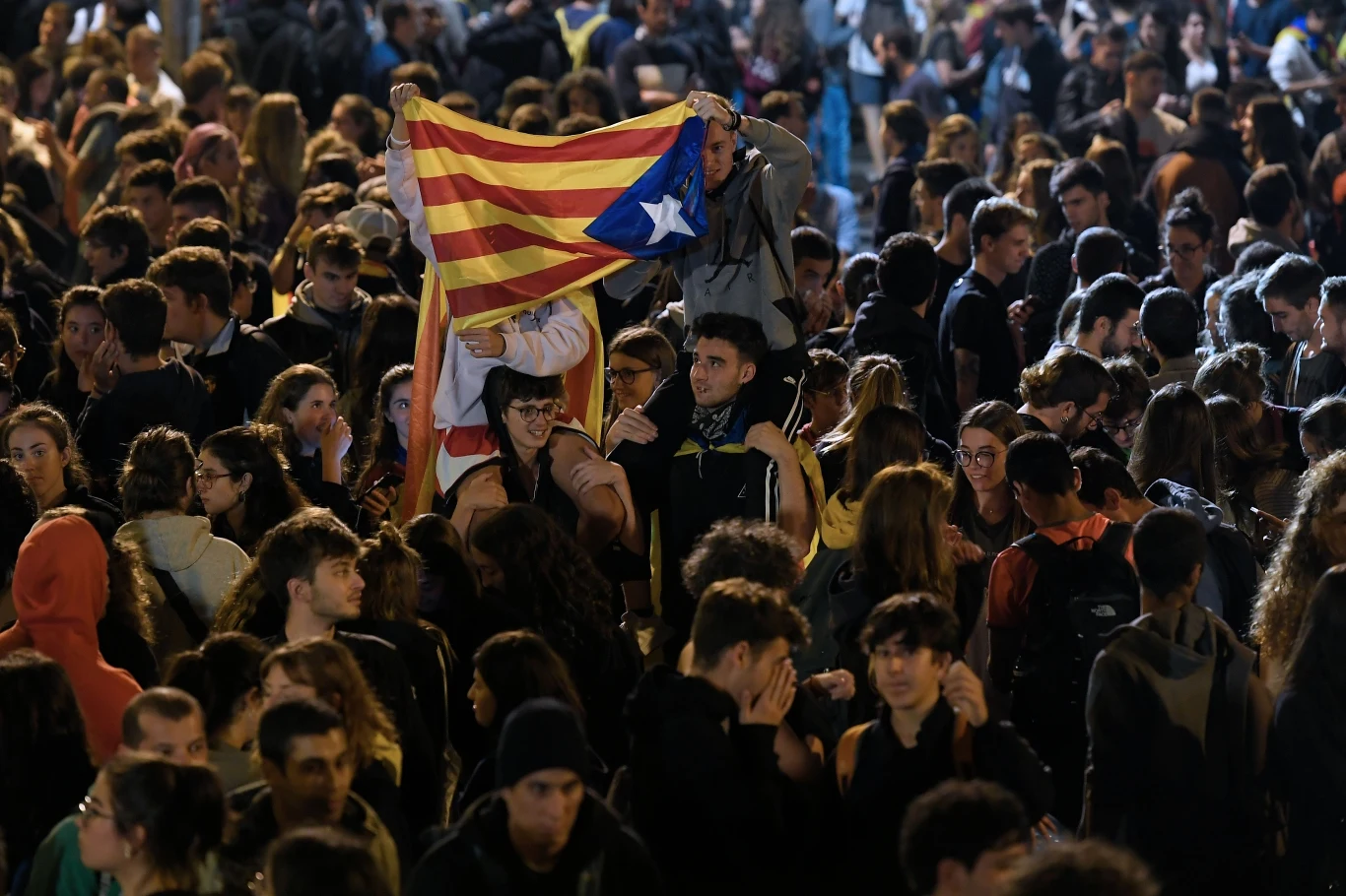 Piłka przegra z protestami?