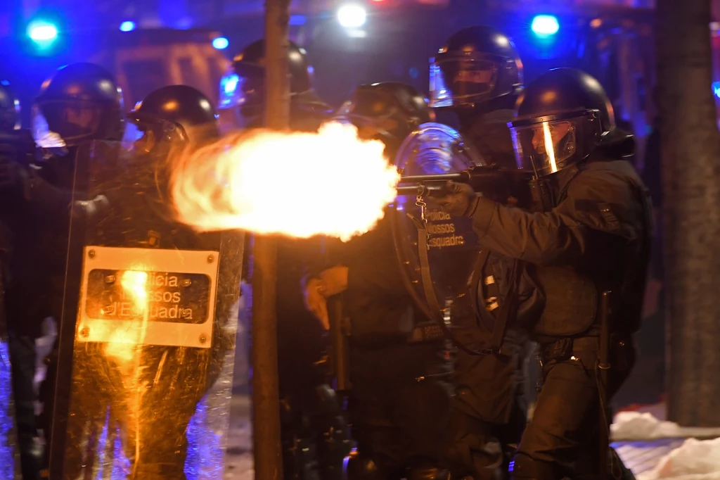 W Geronie zaatakowani przez manifestantów funkcjonariusze użyli broni gładkolufowej pomimo, że wcześniej kierownictwo policji deklarowało, iż nie zostanie ona więcej zastosowana przeciwko uczestnikom protestów. W Geronie zaatakowani przez manifestantów funkcjonariusze użyli broni gładkolufowej pomimo, że wcześniej kierownictwo policji deklarowało, iż nie zostanie ona więcej zastosowana przeciwko uczestnikom protestów.