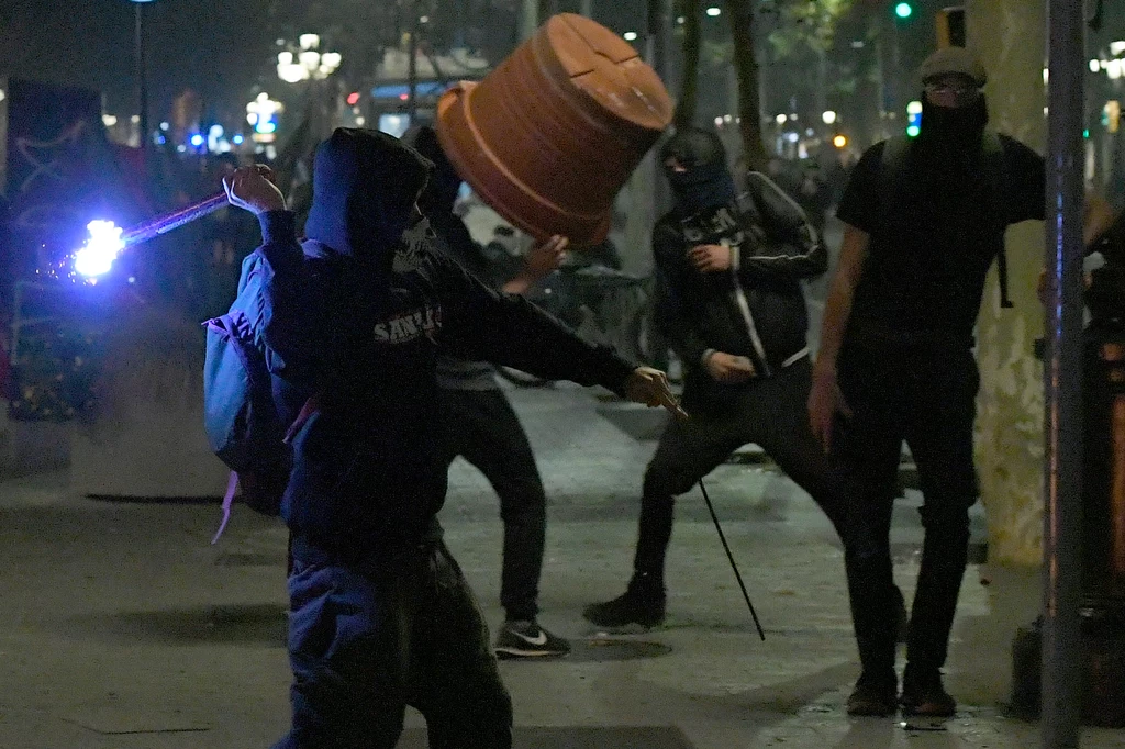 Separatyści atakowali funkcjonariuszy policji, rzucając w nich kamieniami, petardami oraz butelkami z benzyną. Separatyści atakowali funkcjonariuszy policji, rzucając w nich kamieniami, petardami oraz butelkami z benzyną.