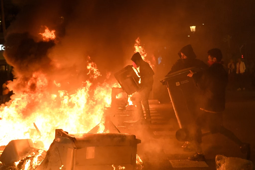 Do najpoważniejszych starć doszło przed północą w Barcelonie, gdzie pierwotnie policja miała jedynie rozdzielać dwie antagonistyczne grupy młodzieży: separatystów oraz prawicowych zwolenników jedności Hiszpanii. Do najpoważniejszych starć doszło przed północą w Barcelonie, gdzie pierwotnie policja miała jedynie rozdzielać dwie antagonistyczne grupy młodzieży: separatystów oraz prawicowych zwolenników jedności Hiszpanii.