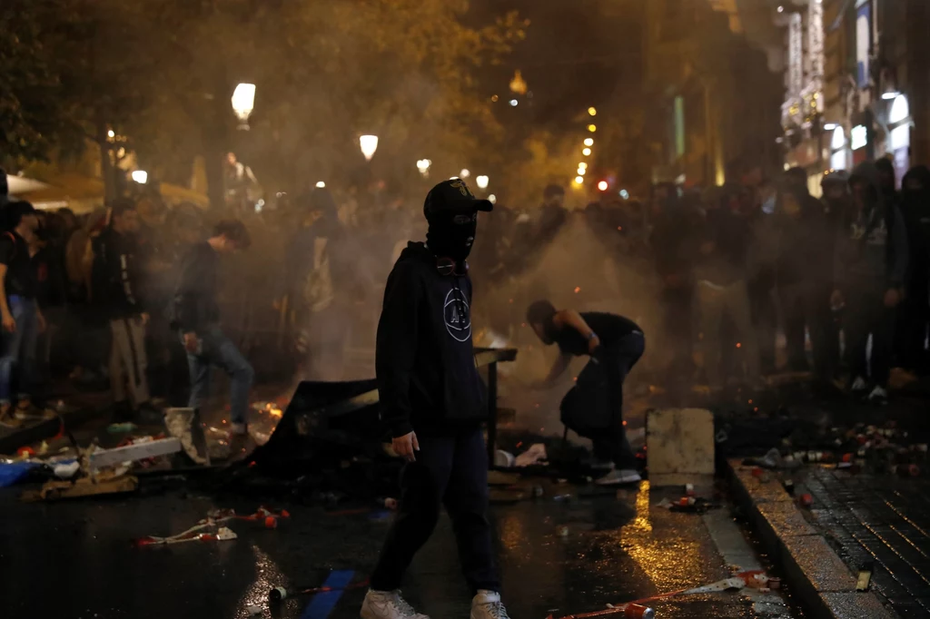 Protesty w Katalonii są efektem poniedziałkowej decyzji Sądu Najwyższego w Madrycie, który skazał 9 separatystów na kary od 9 do 13 lat więzienia za podburzanie w związku z nielegalnym referendum niepodległościowym z 1 października 2017 r. Krótko po ogłoszeniu wyroku premier Hiszpanii Pedro Sanchez wyraził nadzieję, że orzeczenie SN "zostanie w pełni wykonane". Protesty w Katalonii są efektem poniedziałkowej decyzji Sądu Najwyższego w Madrycie, który skazał 9 separatystów na kary od 9 do 13 lat więzienia za podburzanie w związku z nielegalnym referendum niepodległościowym z 1 października 2017 r. Krótko po ogłoszeniu wyroku premier Hiszpanii Pedro Sanchez wyraził nadzieję, że orzeczenie SN "zostanie w pełni wykonane".