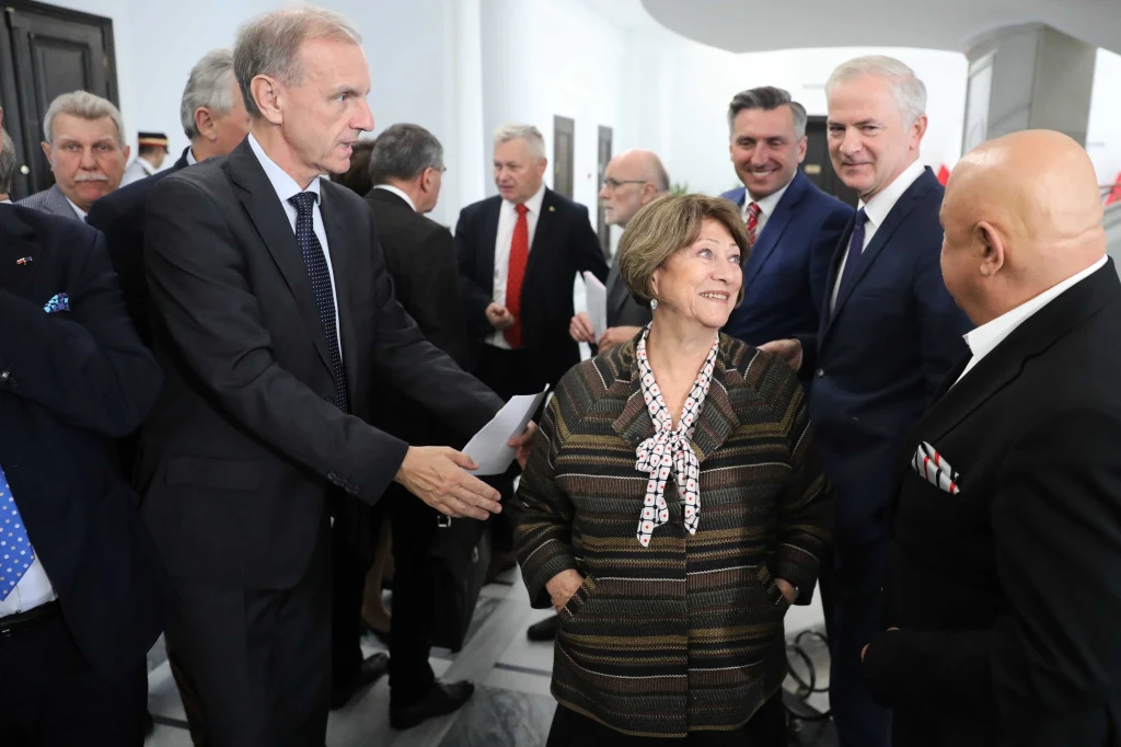 Senatorowie KO: Bogdan Klich, Barbara Borys-Damięcka, Waldemar Sługocki, Sławomir Rybicki i Piotr Zientarski Senatorowie KO: Bogdan Klich, Barbara Borys-Damięcka, Waldemar Sługocki, Sławomir Rybicki i Piotr Zientarski