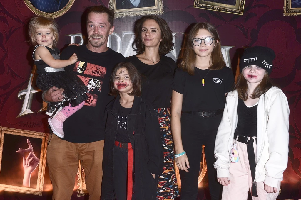 Bartosz Obuchowicz pojawił się na premierze "Rodziny Adamsów" z żoną i dziećmi