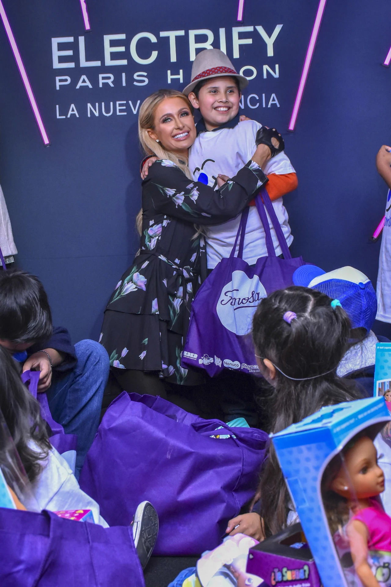Jak widać, obecność Paris Hilton bardzo ucieszyła podopiecznych fundacji. Jak widać, obecność Paris Hilton bardzo ucieszyła podopiecznych fundacji.