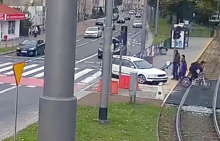 Kierowca pojechał po przejściu śladem rowerzysty Kierowca pojechał po przejściu śladem rowerzysty