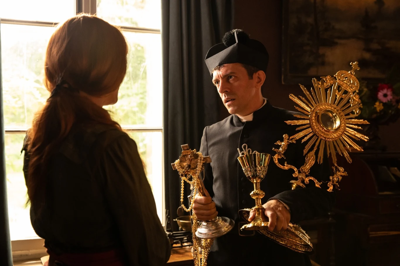 Tymczasem w cieniu rywalizacji dwóch potężnych rodzin, nierozłączni bracia - Albin (Mateusz Kościukiewicz) i Albert Hudini (Dawid Ogrodnik) - wcielają w życie swój przewrotny plan. Z pomocą uwodzicielskiej Heleny (Magdalena Boczarska) chcą okraść bank, w którym przechowywane są bogactwa Lewenfiszów. Wystarczy jednak kilka złych decyzji, zwykły pech i dwa trupy, by cała misterna intryga została zagrożona. A to zaledwie początek kłopotów, gdyż do miasteczka przybywa właśnie obdarzona genialnym zmysłem śledczym inspektor Stanisława Kochaj (Agata Kulesza). To co wydarzy się wkrótce będzie mieć krwawe i pełne czarnego humoru konsekwencje, które na zawsze wstrząsną pograniczem!