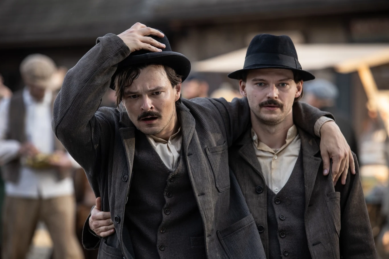 "Udział w 'Magnezji' był dla mnie wyjątkowym i ważnym wydarzeniem. To kino gatunkowe, do którego mi tęskno - połączenie westernu i komedii sensacyjnej osadzonej w czasach przełomu 20. i 30. lat ubiegłego wieku. Maciej Bochniak skompletował fantastyczną ekipę. Prawdziwy 'dream team'" - twierdzi Dawid Ogrodnik, odtwórca roli Alberta Hudini.