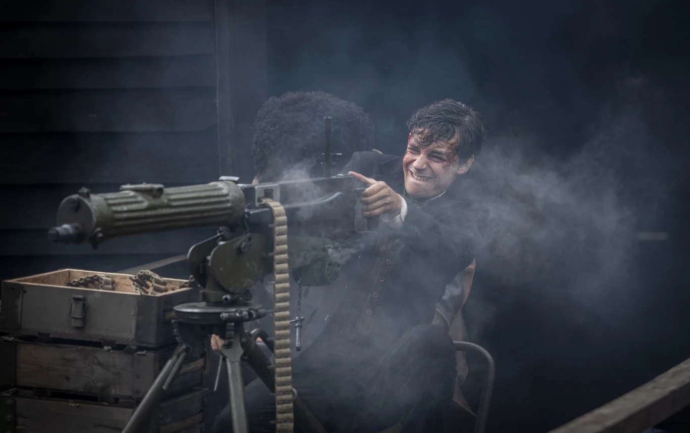 "'Magnezja' to film, jakiego jeszcze nie było. Historia dwóch rodzin walczących o władze na pograniczu w okresie międzywojnia. Silne kobiety, które nie boją się użyć broni w osiągnięciu swych celów, dwóch wrażliwych braci tworzących jedność. Takich bohaterów w polskim kinie dawno nie było" - zapewnia Mateusz Kościukiewicz, odtwórca roli jego brata, Albina.