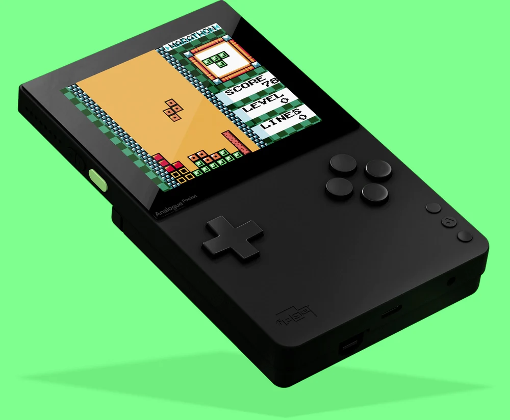 Dzięki temu można symulować oryginalne urządzenia na poziomie sprzętowym. Emulatory na poziomie software mogą bowiem generować nieścisłości, a celem twórców z amerykańskiej firmy jest jak najbliższe powrócenie do jakości znanej z oryginałów. To wpływa oczywiście na cenę projektu. Dzięki temu można symulować oryginalne urządzenia na poziomie sprzętowym. Emulatory na poziomie software mogą bowiem generować nieścisłości, a celem twórców z amerykańskiej firmy jest jak najbliższe powrócenie do jakości znanej z oryginałów. To wpływa oczywiście na cenę projektu.