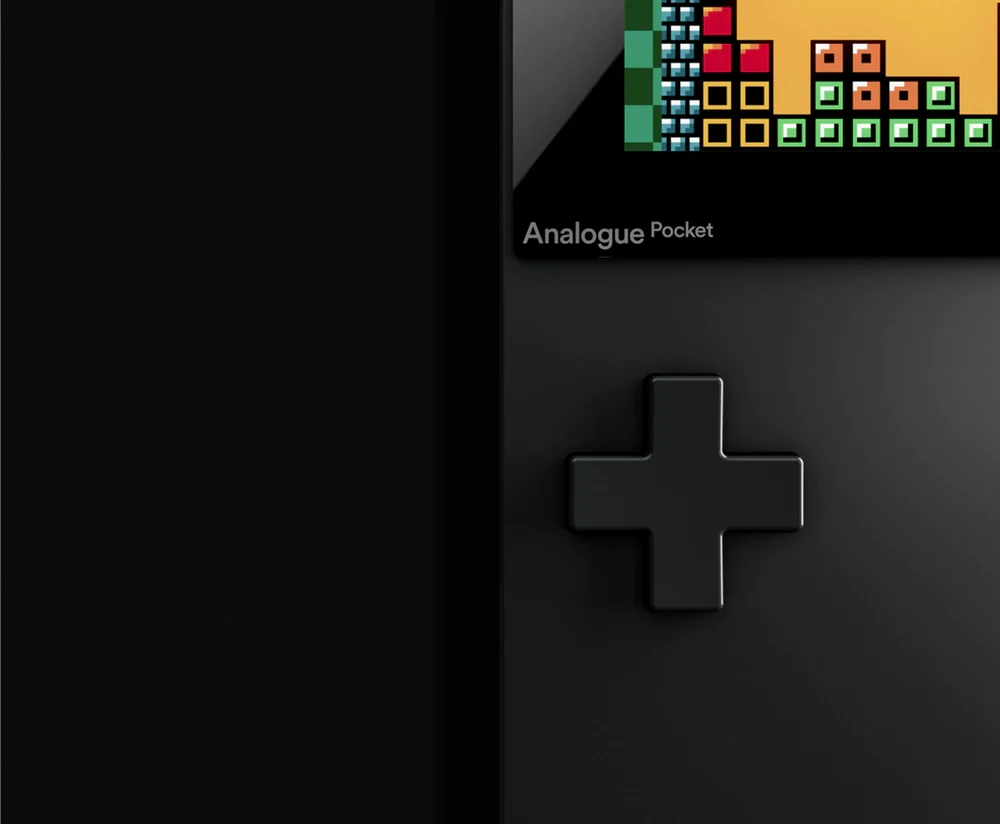 Warto pamiętać, że urządzenia firmy Analogue nie korzystają z programowej emulacji, co byłoby zbyt proste. Zamiast tego stawiają na FPGA, czyli - jak to prosto nazwano - bezpośrednio programowalna macierz bramek (ang. field-programmable gate array). Warto pamiętać, że urządzenia firmy Analogue nie korzystają z programowej emulacji, co byłoby zbyt proste. Zamiast tego stawiają na FPGA, czyli - jak to prosto nazwano - bezpośrednio programowalna macierz bramek (ang. field-programmable gate array).