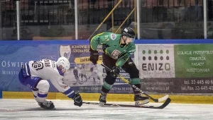 Hokeista Re-Plast Unia Oświęcim Andrej Themar (L) i Dominik Jarosz (P) z JKH GKS Jastrzębie 