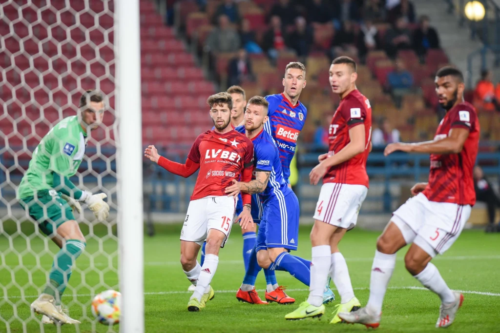 Piotr Parzyszek strzałem głową otworzył wynik meczu Piotr Parzyszek strzałem głową otworzył wynik meczu