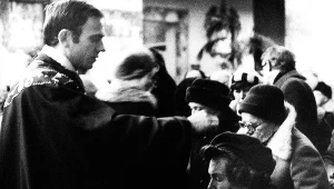 Ksiądz Jerzy Popiełuszko w trakcie nabożeństwa