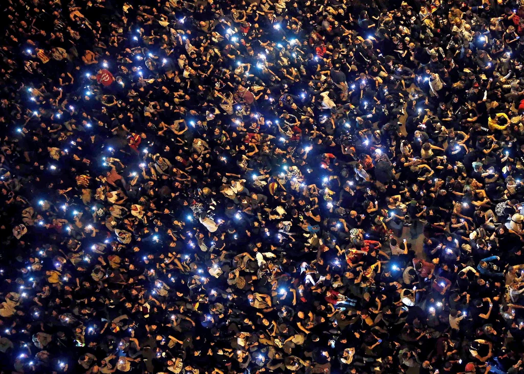 W Barcelonie starcia rozpoczęły się przed północą w centrum miasta, w pobliżu placu Urquinaona. Interwencję policyjną poprzedziło agresywne zachowanie separatystów, którzy podpalili barykadę, wykonaną z mebli skradzionych z jednej z kawiarni. W starciach obrażenia odniosło 10 osób, a dwie zatrzymano. W Barcelonie starcia rozpoczęły się przed północą w centrum miasta, w pobliżu placu Urquinaona. Interwencję policyjną poprzedziło agresywne zachowanie separatystów, którzy podpalili barykadę, wykonaną z mebli skradzionych z jednej z kawiarni. W starciach obrażenia odniosło 10 osób, a dwie zatrzymano.