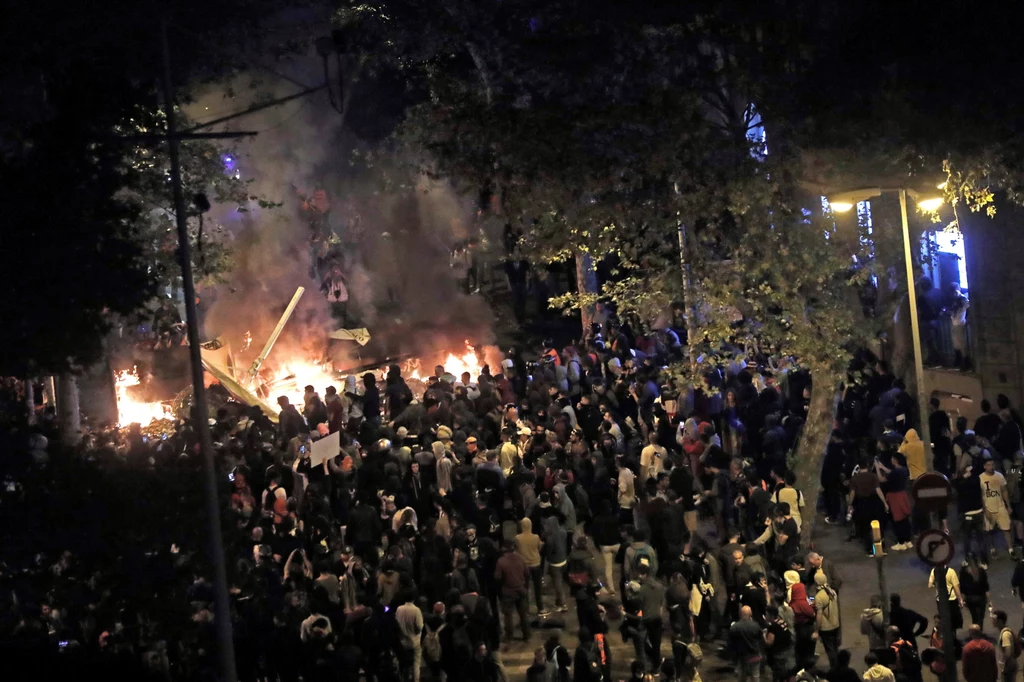 W zamieszkach w stolicy Hiszpanii rannych zostało 13 osób, a jeden z agresywnych demonstrantów został zatrzymany przez policję. W zamieszkach w stolicy Hiszpanii rannych zostało 13 osób, a jeden z agresywnych demonstrantów został zatrzymany przez policję.