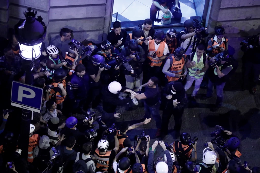 Policja spodziewa się, że wraz z nasilaniem się walk na ulicach stolicy Katalonii zwiększać się będzie zarówno liczba rannych, jak i aresztowanych. Policja spodziewa się, że wraz z nasilaniem się walk na ulicach stolicy Katalonii zwiększać się będzie zarówno liczba rannych, jak i aresztowanych.