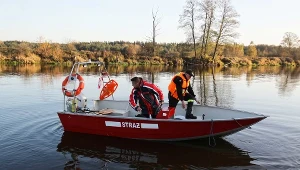 Akcja oczyszczania rzeki po wycieku oleju z elektrowni w Ostrołęce w Różanie