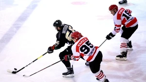 Hokeiści Comarch Cracovia Damian Kapica (C) i Ondrej Mikula (P) oraz Jakub Witecki (L) z GKS Tychy