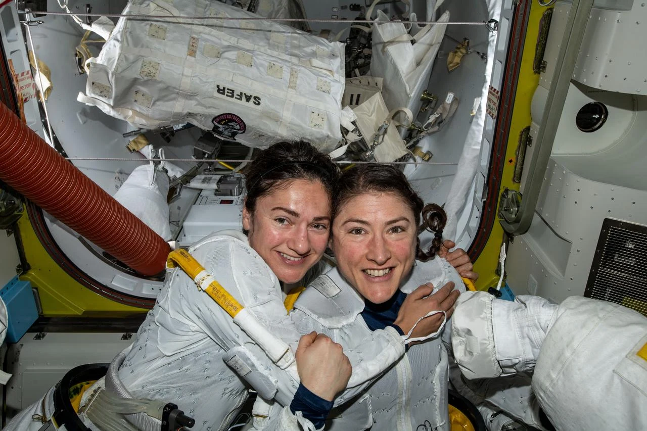 Christina Koch i Jessica Meir tuż przed opuszczeniem pokładu Christina Koch i Jessica Meir tuż przed opuszczeniem pokładu