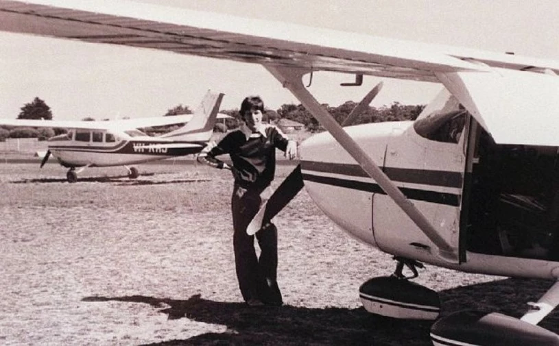 Frederick Valentich przy samolocie Cessna 182