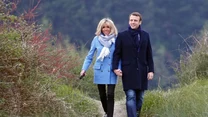 Brigitte Macron uznawana jest za ikonę stylu. I nawet podczas nieformalnych spotkań jej stylizacje są chętnie naśladowane przez kobiety. 