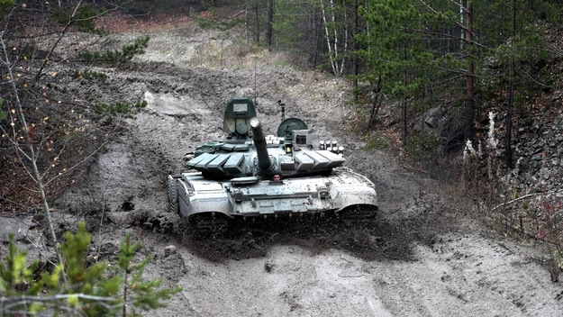 Nadal jednak pozostanie nieprzystająca do współczesnego pola walki armata. Nie zostanie także wymieniony system kierowania ogniem i nie pojawi się pancerz reaktywny. Pozostanie także dawny, nadwyrężony już, napęd, a modyfikacja zawieszenia ograniczy się do wymiany gąsienic. 